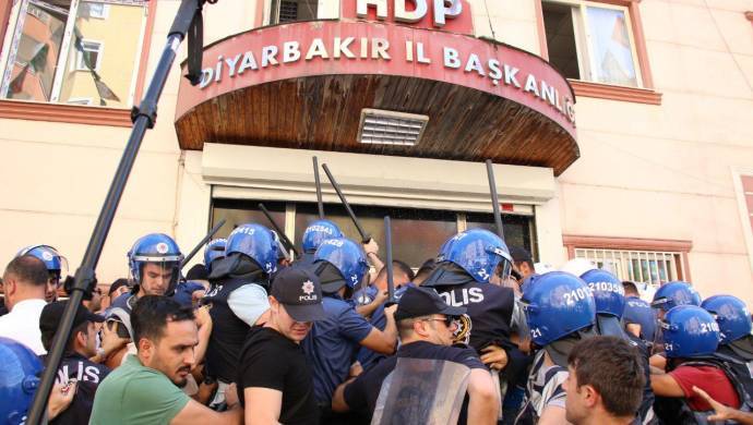 Diyarbakır'da HDP'li vekiller darp edildi, iki vekil hastaneye kaldırıldı